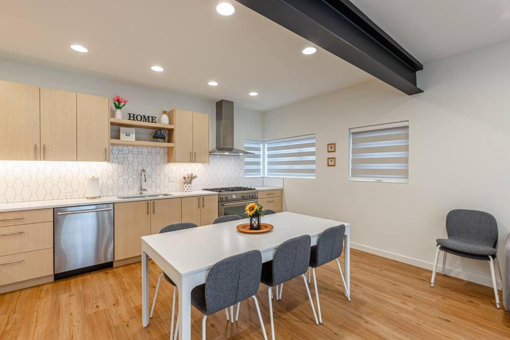 Sunny Modern Masterpiece With Ev Charging And A/c Holiday home *