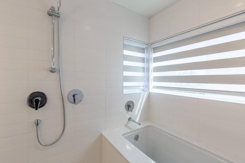 Sunny Modern Masterpiece With Ev Charging And A/c