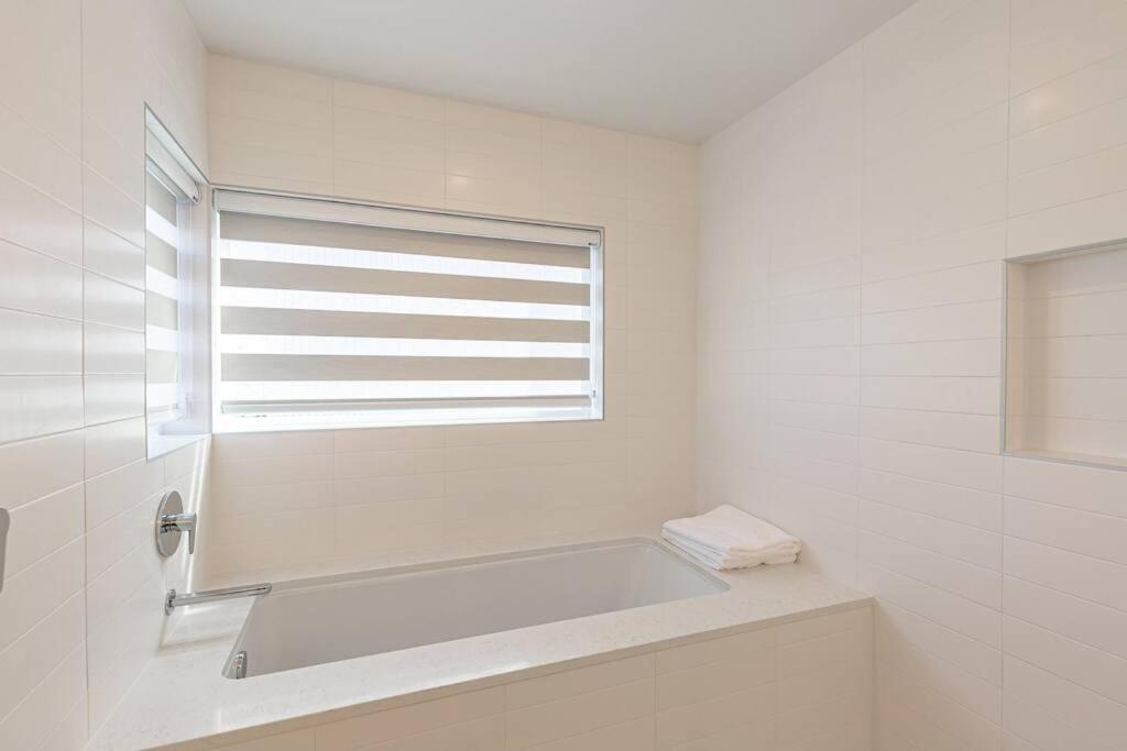 Holiday home Sunny Modern Masterpiece With Ev Charging And A/c Seattle