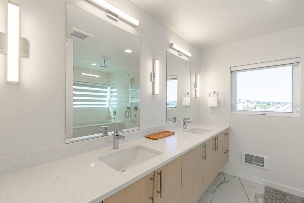 Sunny Modern Masterpiece With Ev Charging And A/c * Seattle