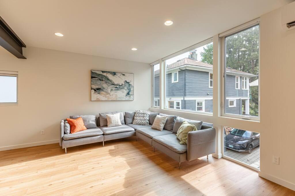 Sunny Modern Masterpiece With Ev Charging And A/c Holiday home Seattle