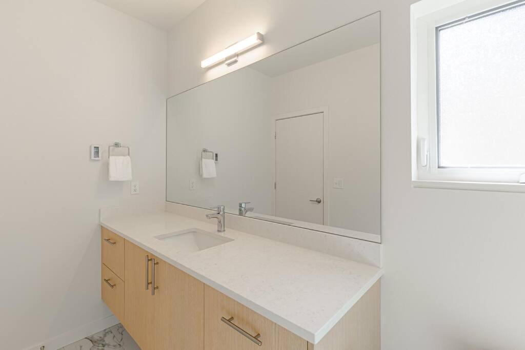 Sunny Modern Masterpiece With Ev Charging And A/c * Seattle