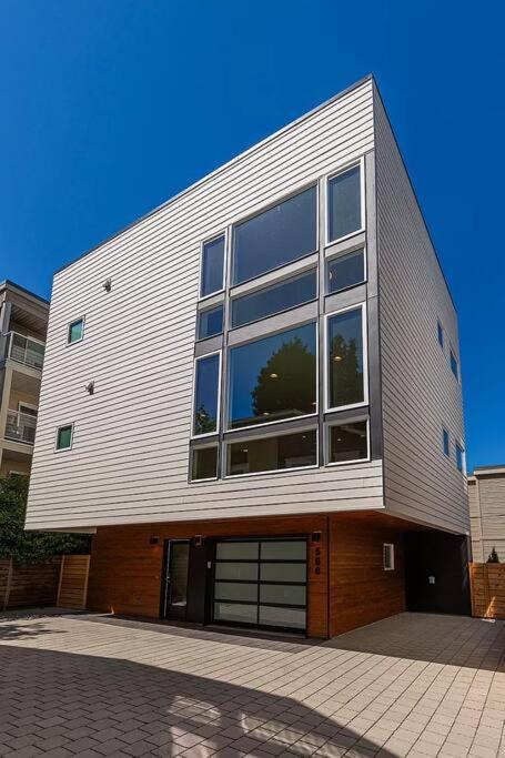 Sunny Modern Masterpiece With Ev Charging And A/c * Seattle