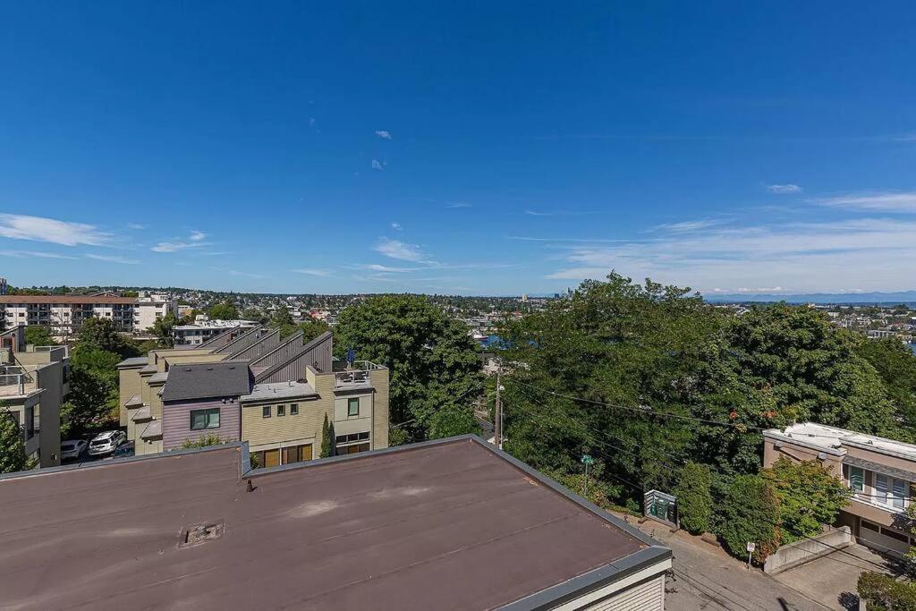 Sunny Modern Masterpiece With Ev Charging And A/c Seattle