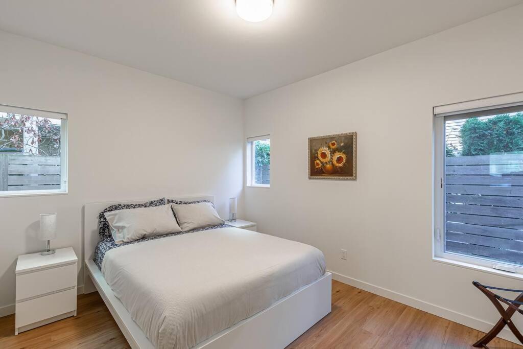 Sunny Modern Masterpiece With Ev Charging And A/c Holiday home Seattle