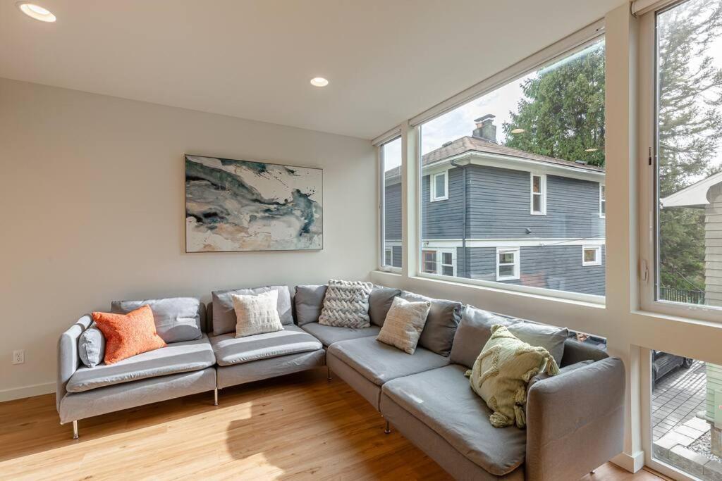 Sunny Modern Masterpiece With Ev Charging And A/c Holiday home Seattle