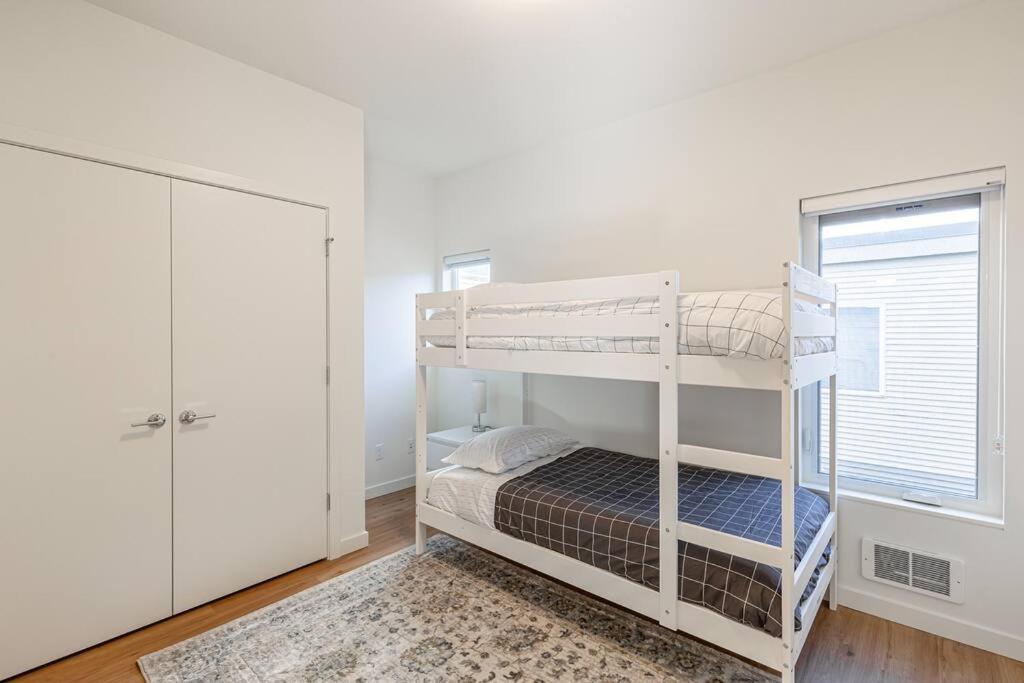 Holiday home Sunny Modern Masterpiece With Ev Charging And A/c